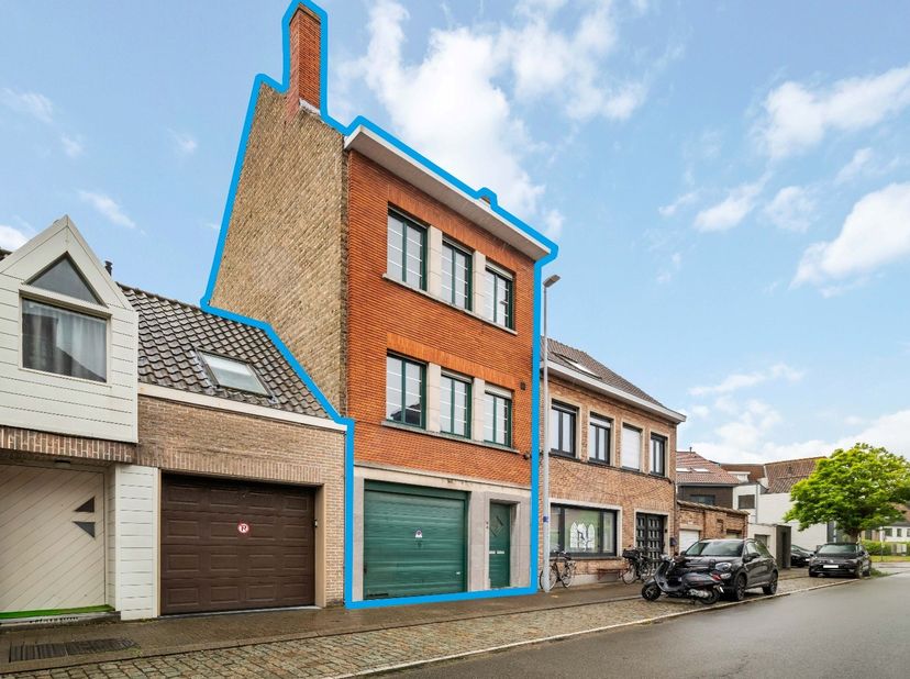 BRUGES - PRIX DE DÉPART - PROPRIÉTÉ DE RENDEMENT INTÉRESSANTE comprenant 2 APPARTEMENTS et un GARAGE. L'emplacement à Christus Koning est confortable