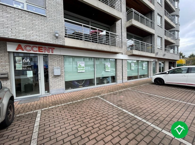Ruim, modern handelspand met een oppervlakte van 183m², beschikt over een uiterst centrale ligging, nabij het station en het centrum van Roeselare. Di