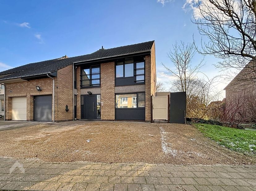 Deze rustig gelegen halfopen woning combineert ruimte, comfort en energiezuinig wonen en is volledig instapklaar. Bij het betreden van de woning komt