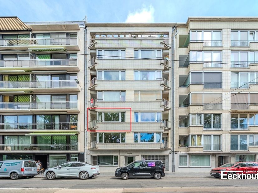 Dit appartement in residentie 'Astor' is perfect gelegen in centrum Oostende, op wandelafstand van horeca, winkels, jachthaven, stadspark, openbaar ve