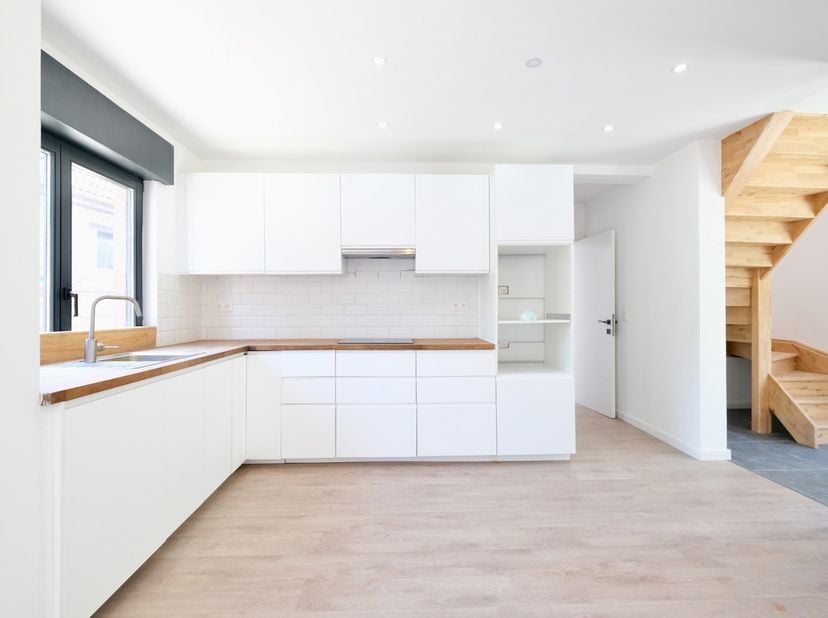 TERNAT - REF : 7716819 - Proche du centre de Liedekerke, nous vous présentons cette maison rénovée avec un agréable jardin avant de 55 m². Au rez-de-c