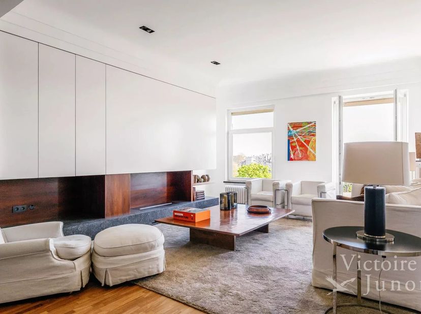 Lichtgevend penthouse van +/- 134 m² en +/- 40 m² terras<br />
- Inkomhal met gepantserde deur,<br />
- Grote ontvangstruimten van +/- 65 m² met parke