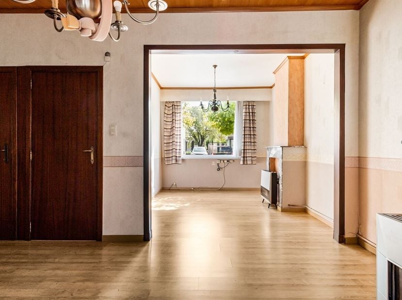 Charmante maison à rénover avec jardin à Kruibeke<br />
Situation : Située dans la tranquille Van Hovestraat, cette propriété se trouve dans un quarti