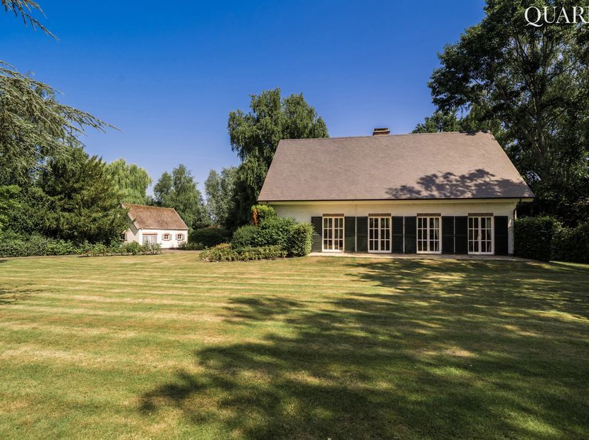 Quares - TREVI Groep presenteert :<br />
Charmante villa op riant perceel <br />
Deze charmante villa werd gebouwd in 1966 en beschikt over zeer veel