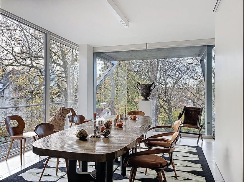 Buitengewoon en zeer exclusief Penthouse met grote erkers en uitzicht op de bomen. In een klein condominium gebouwd in 1999 en ontworpen door Marc Cor