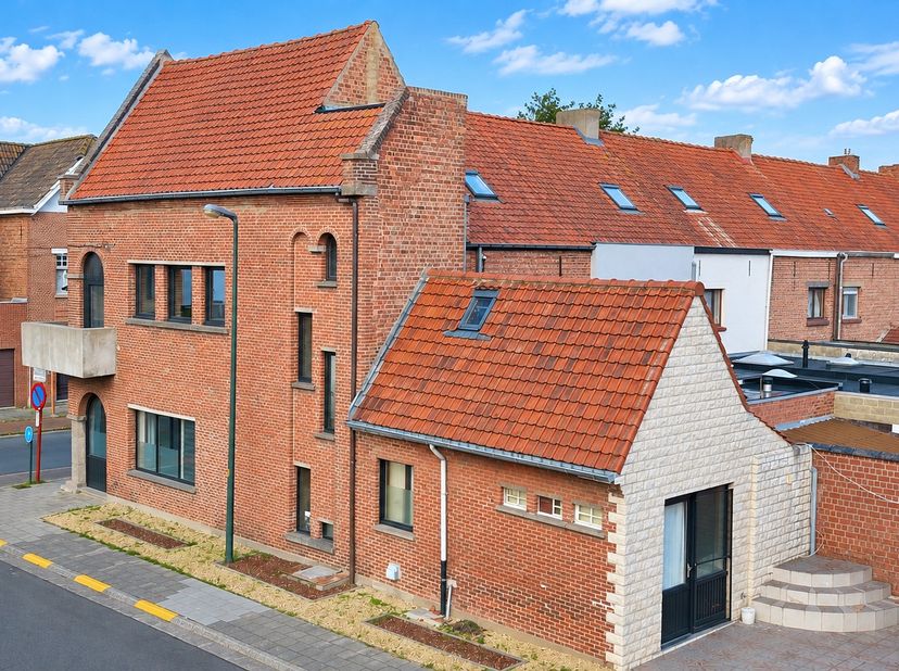 Veelzijdig handelshuis met woonst, 3 slaapkamers en parkeergelegenheid in het centrum van Eeklo<br />
<br />
Op zoek naar een pand waar wonen en werke