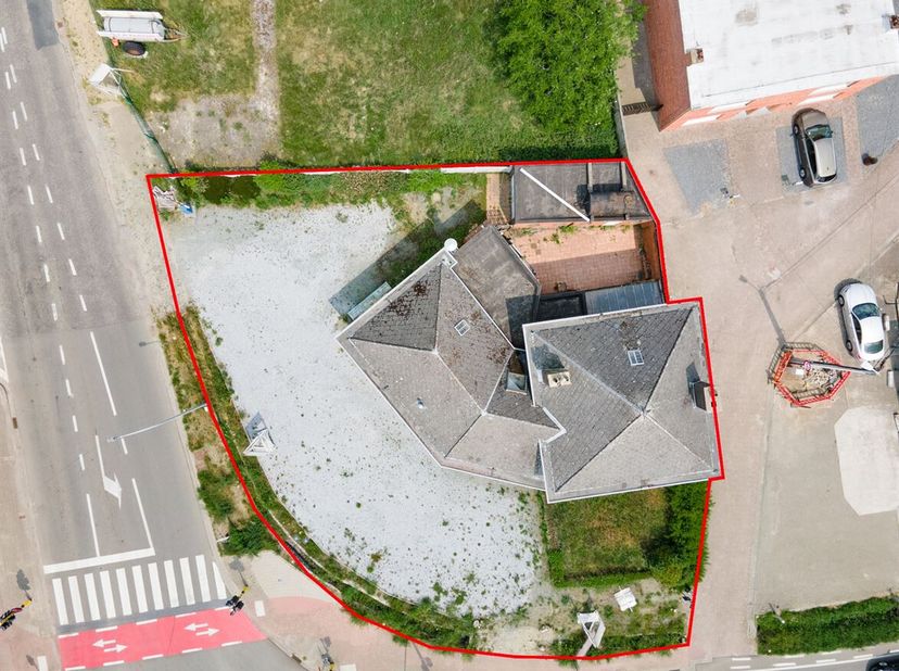 Ruime woning met mogelijkheden tot commerciële activiteit op locatie met uitstekende visibiliteit!<br />
Ligging: <br />
De woning met handelszaak is