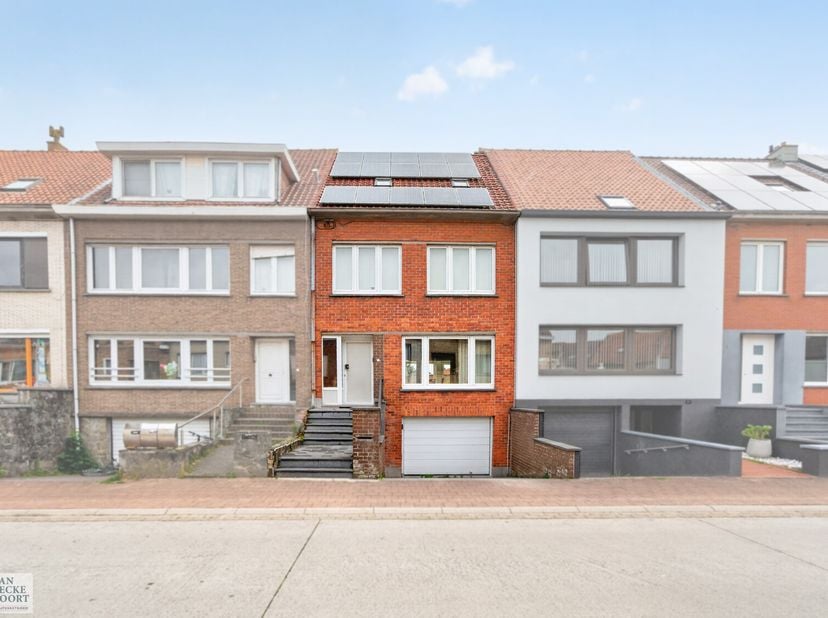 Deze potentiële gezinswoning van 145 m² bevindt zich in het geliefde Stene - rustige en kindvriendelijke woonomgeving met alle dagelijkse voorzieninge