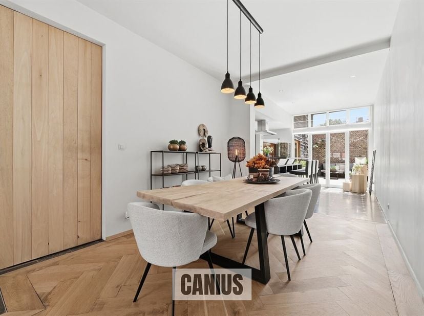 Bent u op zoek naar een stijlvolle, instapklare woning op een toplocatie? Dan is deze charmante stadswoning in de Toekomststraat precies wat u zoekt.