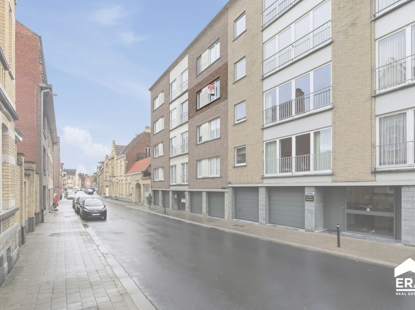[[ DIT PAND NEEMT DEEL AAN DE ERA OPEN HUIZEN DAG OP 13/6 VAN 11:00 TOT 12:00 ]] Te koop: ruim appartement in het centrum van Ieper, gelegen aan het M