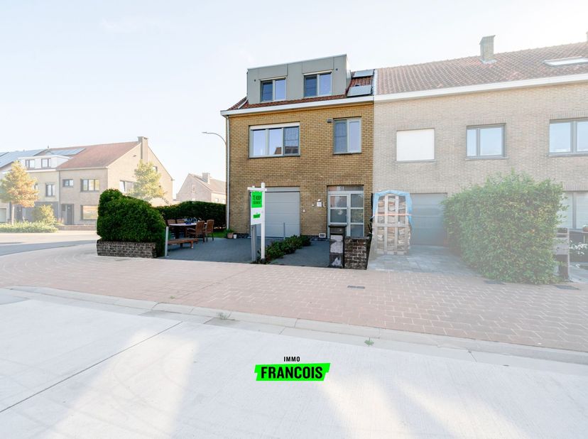 OPEN HUIS - ZATERDAG 04.04.2026 - 10h à 12h<br />
In de rustige Dahliastraat te Blankenberge vinden we deze charmante halfopen bebouwing terug. De won