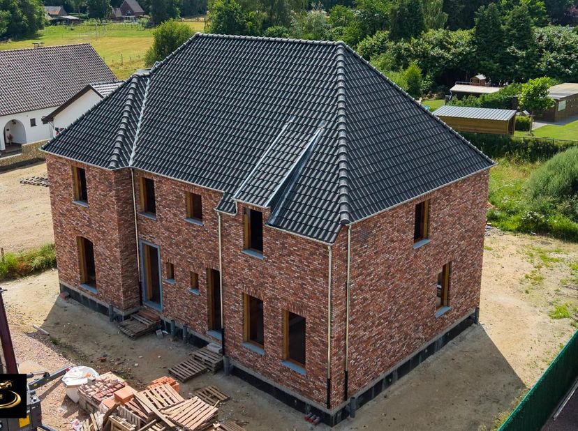 NIEUWBOUW PASTORIJWONING GELEGEN IN ZEER RUSTIGE OMGEVING <br />
<br />
Deze halfopen nieuwbouwwoning (rechts) omvat op het gelijkvloers: een riante i