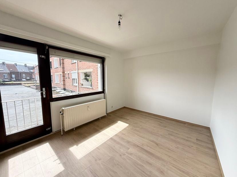 Op een boogscheut van het centrum van Mechelen bevindt zich dit ruime appartement met 2 terrasjes. Op wandelafstand vinden we supermarkten, bakkers, h