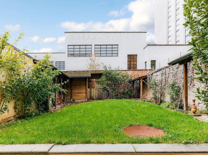 Immeuble de rapport rénové - 4 unités reconnues à l'urbanisme<br />
+rez-de chaussée: Appt de +-/130 m2 avec 2 chambres (dont 1 en mezzanine) + bureau