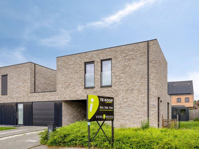 Deze prachtige nieuwbouwwoning is gelegen in Balen-Olmen en geniet van een goede verbinding naar de omliggende gemeenten Ham, Leopoldsburg, Meerhout e