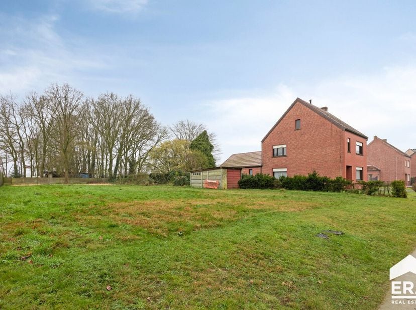 Bent u op zoek naar de perfecte plek om uw droomwoning te bouwen? Deze bouwgrond van 10a57ca biedt een ideale combinatie van rust, natuur en een vlott