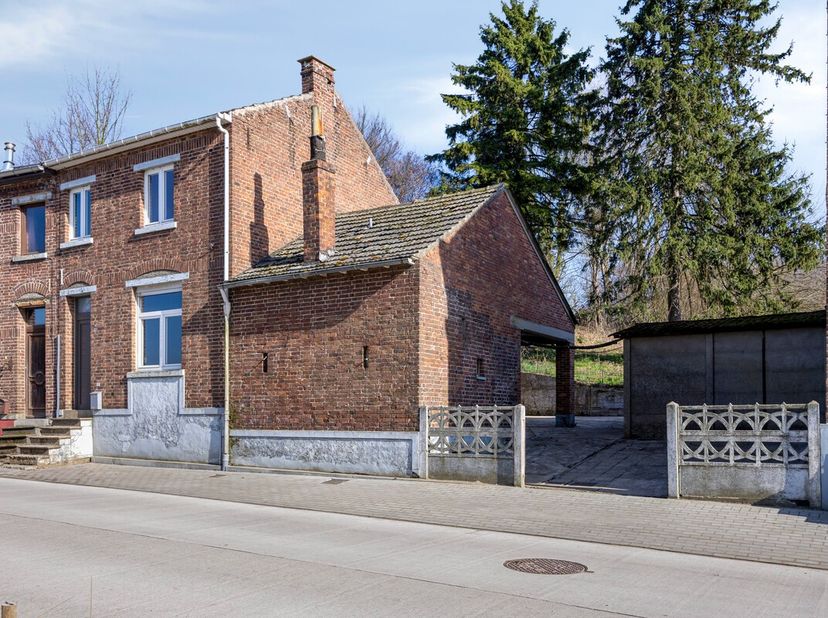 ***** Bekijkt u dit pand via Zimmo? Ga direct naar https://av-vastgoed.be/tekoop/6480 waar u meer informatie terug vindt! *****<br />
<br />
LIGGING:<
