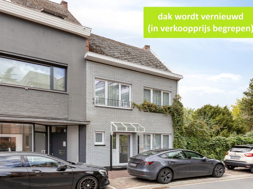 --- DE VERNIEUWING VAN HET DAK IS BEGREPEN IN DE PRIJS ---<br />
Deze woning is gunstig gelegen in het centrum van Mol, op wandelafstand van het stati