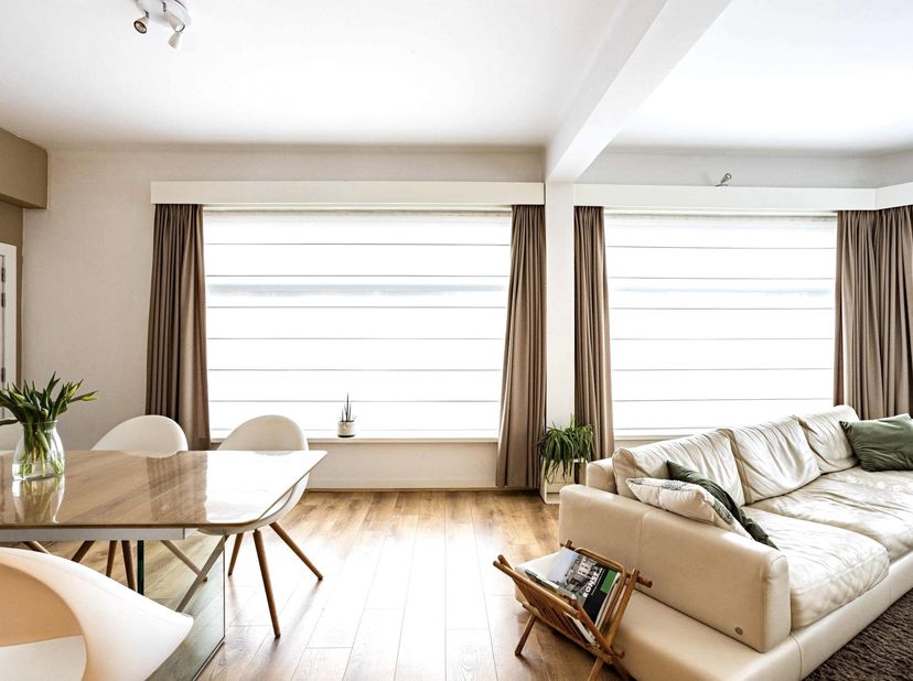 Stijlvol en ruim gelijkvloers appartement in een karaktervolle residentie, gelegen in de prachtige art-decowijk van Ronse. <br />
<br />
Geniet van ee