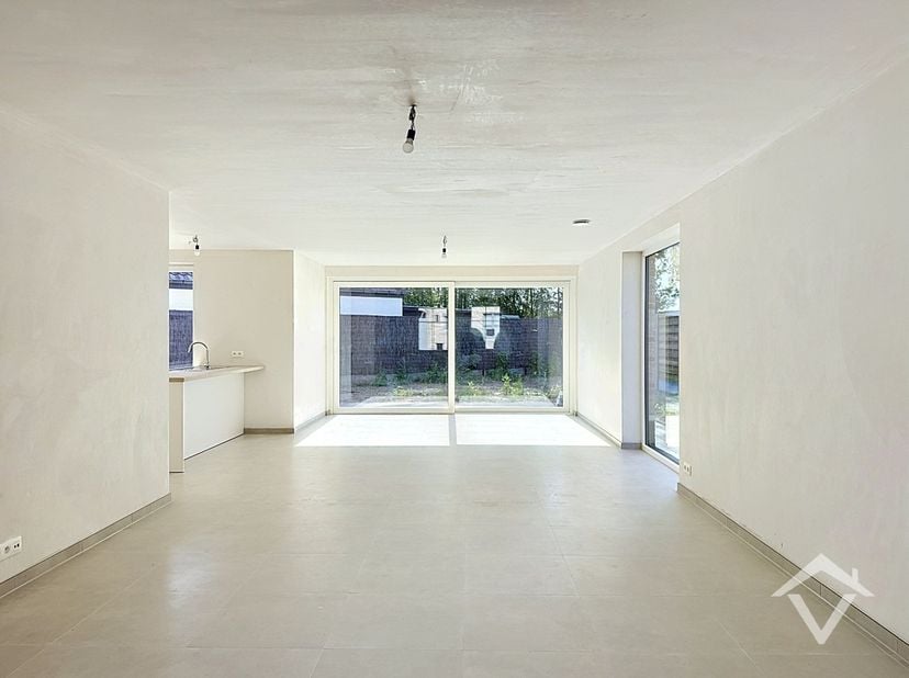 Deze alleenstaande nieuwbouwwoning is gelegen te Bovekerke en bestaat uit: inkomhal - toilet - grote living - keuken - berging - wasplaats - terras -
