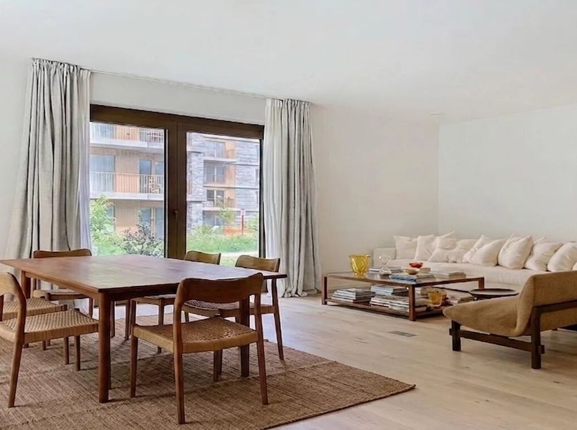 Gelegen tegenover de MIX, aan de rand van het Zoniënwoud, ontdek dit appartement van 152m2 (volgens EPC).<br />
De begane grond beschikt over een ruim