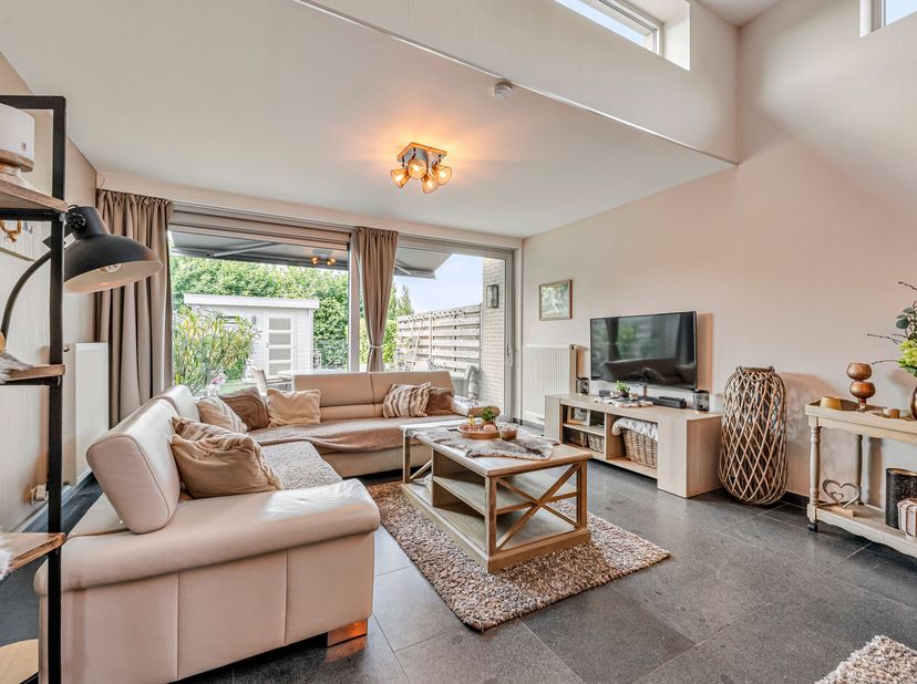 Instapklare woning te koop in Zwevegem<br />
Je betreedt de woning via de inkomhal, waar zich een gezellige eerste eetplaats met handige berging bevin