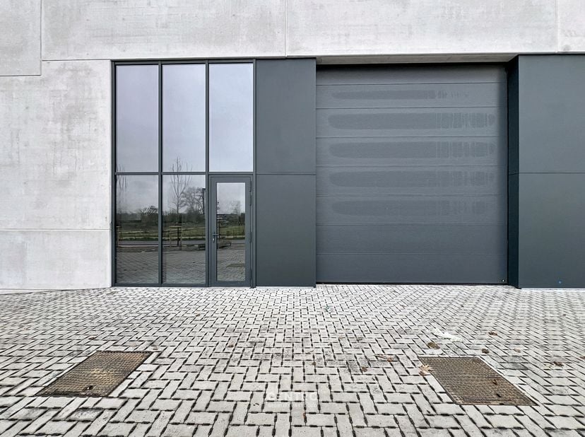 Benaderende bruto-AFMETINGEN:&amp;nbsp;<br />
276,39 m²:&amp;nbsp; 10,60m&amp;nbsp; x 26,07m&amp;nbsp;<br />
2 parkeerplaatsen<br />
<br />
AFWERKING:<br />
- De unit