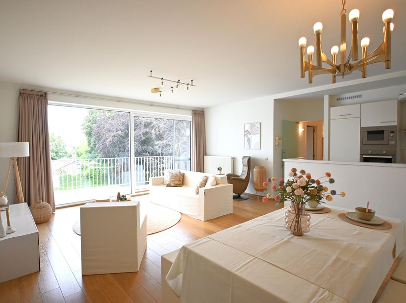 Dit verzorgd, energiezuinig en lichtrijk 2-slaapkamerappartement is centraal gelegen in Zwevegem in Parkresidentie Leopold II. De ruime living met ope
