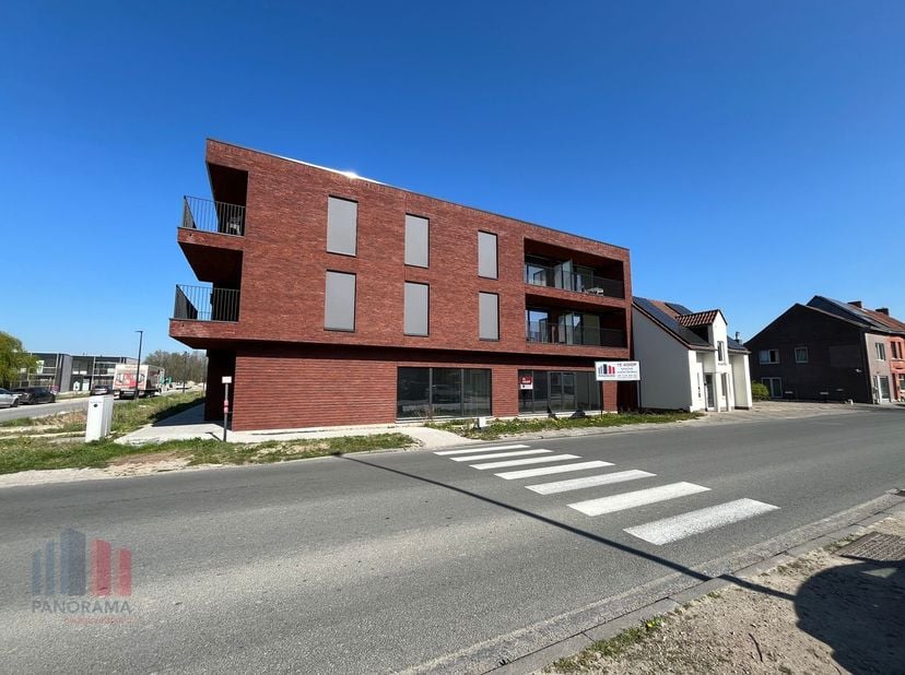 Espace commercial ou de bureau nouvellement construit avec une surface généreuse de 139 m² dans le quartier dynamique de Drongen. Cet espace stratégiq