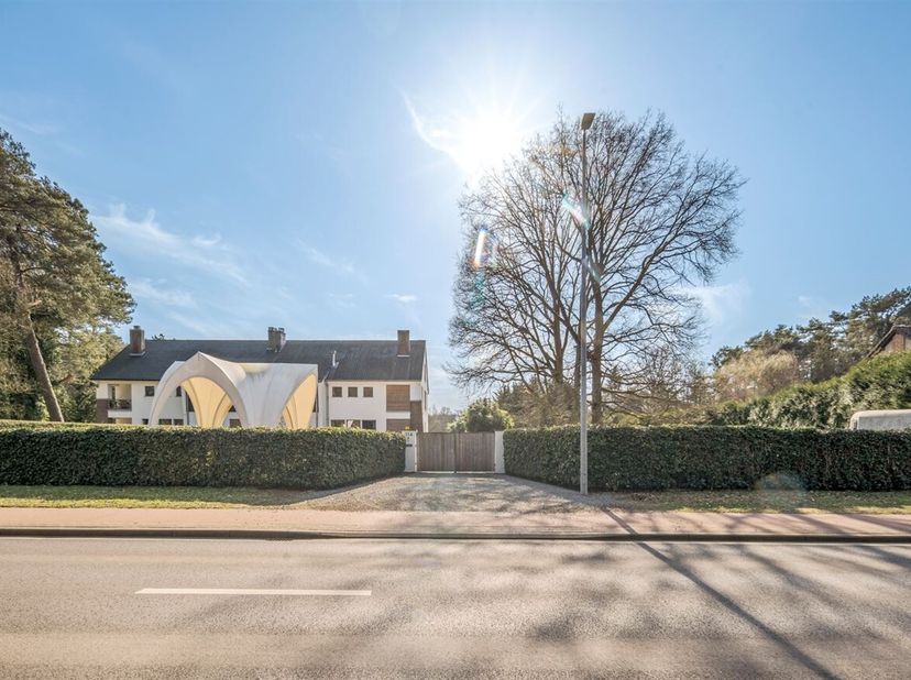 * In optie * Ontdek deze stijlvolle directiewoning nabij het centrum van Mol, waar ruimte, comfort en natuur samenkomen. Met vijf slaapkamers, twee ba