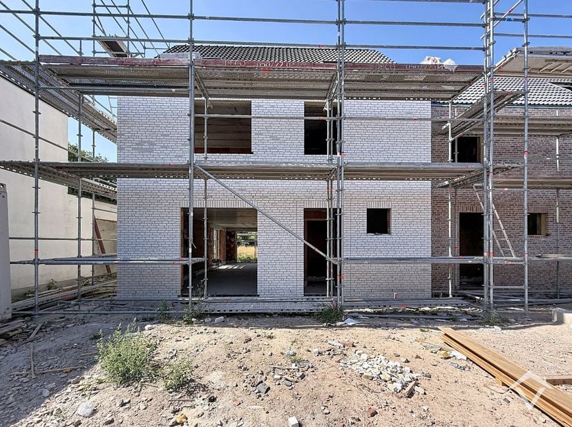 Rond de Mokkerkapel worden drie moderne BEN-woningen gebouwd op een toplocatie, op wandelafstand van scholen, winkels en openbaar vervoer. De woningen