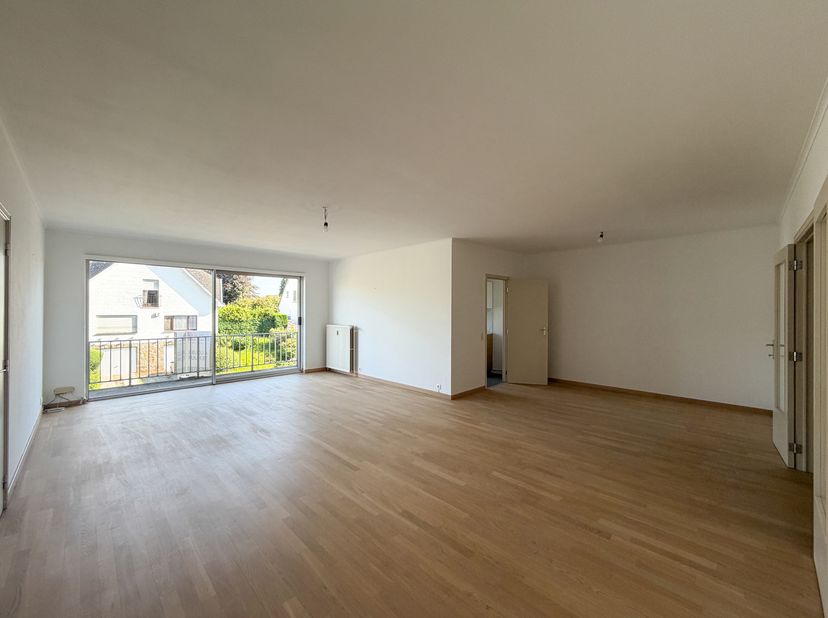 WATERLOO, quartier du centre. Charmant APPARTEMENT (3ch/1sdb) de ±115m² dans un immeuble à proximité immédiate du centre de Waterloo. Il se compose d'