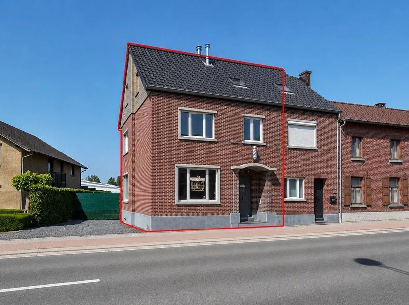 Deze bijzonder ruime woning aan de Maastrichterstraat 304 in Bilzen (Mopertingen) werd doorheen de jaren met veel zorg gerenoveerd en tot in de puntje
