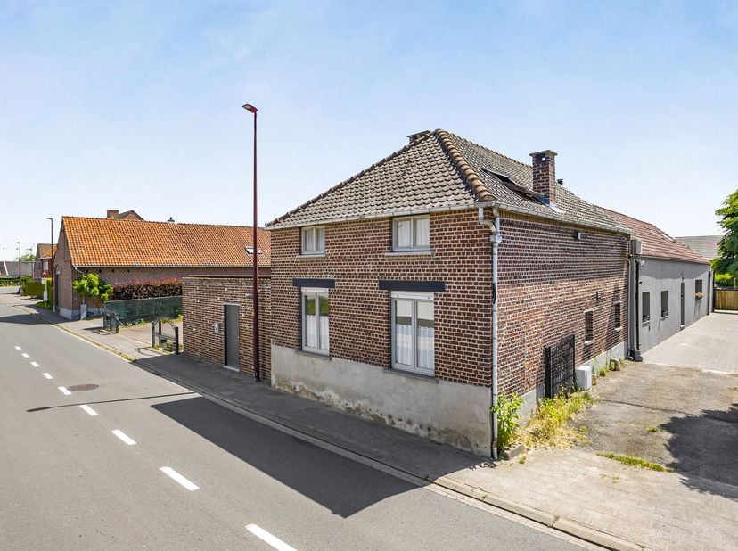Gunstig gelegen woning gelegen in de nabijheid van winkels, scholen, openbaar vervoer en de belangrijkste verbindingswegen. Deze woning beschikt over