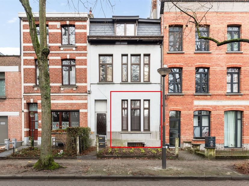 Karaktervol gelijkvloers duplex-appartement (82m²) voorzien van twee slaapkamers en gezellig aangelegde stadstuin op absolute toplocatie te Mortsel bi