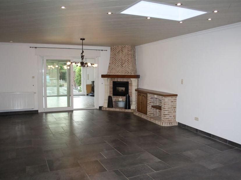 Bonne maison dhabitation 3 façades de+/-145 m² avec terrasse et jardin fermé. <br />
Lhabitation comprend une pièce daccueil de 19,25 m², un grand liv
