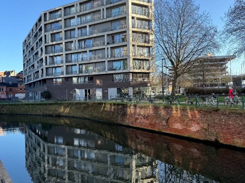 TE KOOP - GENT. Bij het binnenrijden van Gent ontvouwt zich dit uitzonderlijk ruim en badend in licht 3-slaapkamerappartement van maar liefst 130 m²,