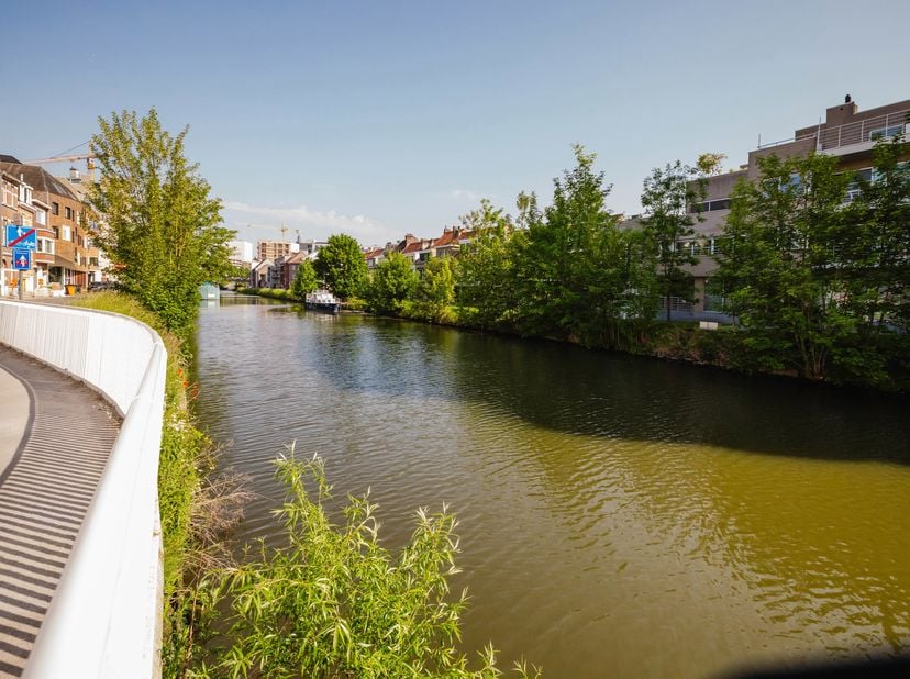 Ontdek dit exclusieve appartement in een kleinschalig, volledig gerenoveerd appartementsgebouw met slechts 4 appartementen.<br />
Gelegen aan de Strop