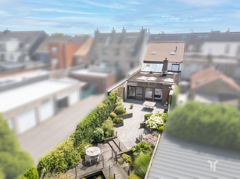 Instapklaar pand, met tal van mogelijkheden, met ruime tuin en uitweg.<br />
<br />
STARTPRIJS: Elk bod boven deze startprijs, wordt voorgelegd aan