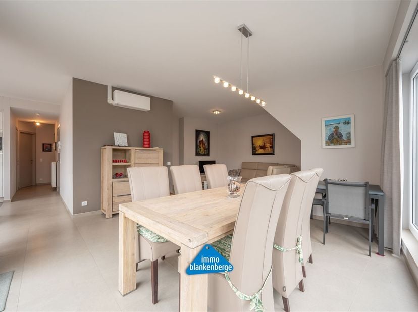 Ontdek dit prachtige dakappartement in Residentie Liesbet, waar ruimte, licht en comfort centraal staan.<br />
<br />
Bij het binnenkomen via de inkom