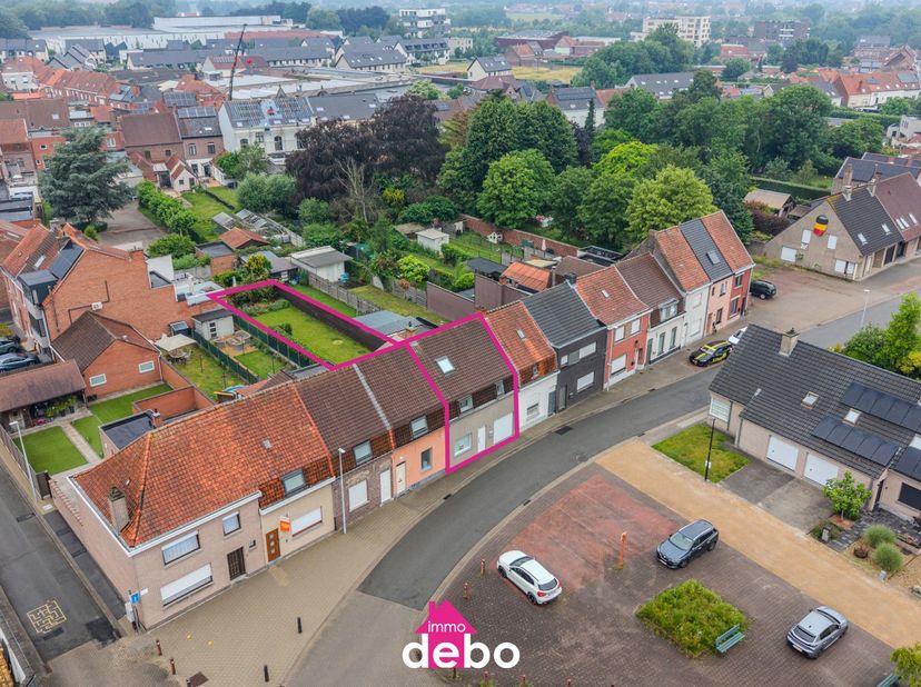 Deze prachtige verzorgde woning te Lauwe biedt een uitstekende combinatie van ruimte, comfort en potentieel. Gelegen op een aangenaam perceel beschikt