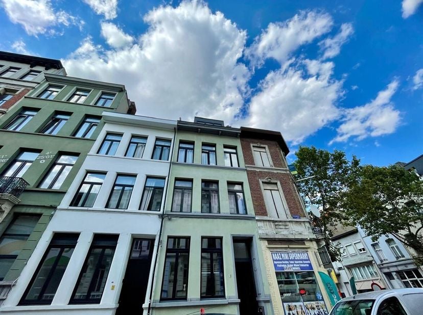 Ligging: Het appartement is gelegen in een zijstraat van de Italiëlei, vlakbij de Rooseveltplaats en de historische stadskern. Alle winkels, openbaar