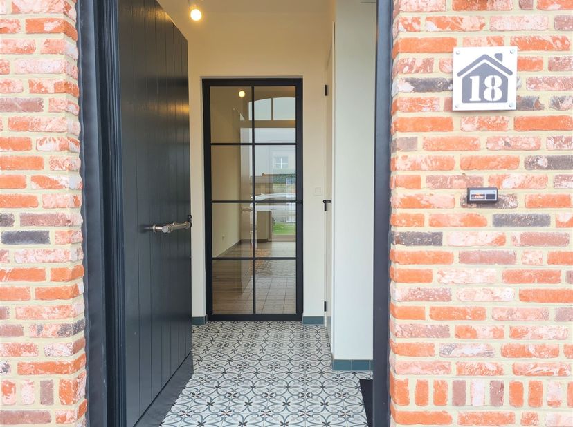 Magnifique maison neuve avec 4 chambres, jardin et panneaux solaires.<br />
<br />
Situation : Cette magnifique maison neuve bénéficie d'un emplacemen