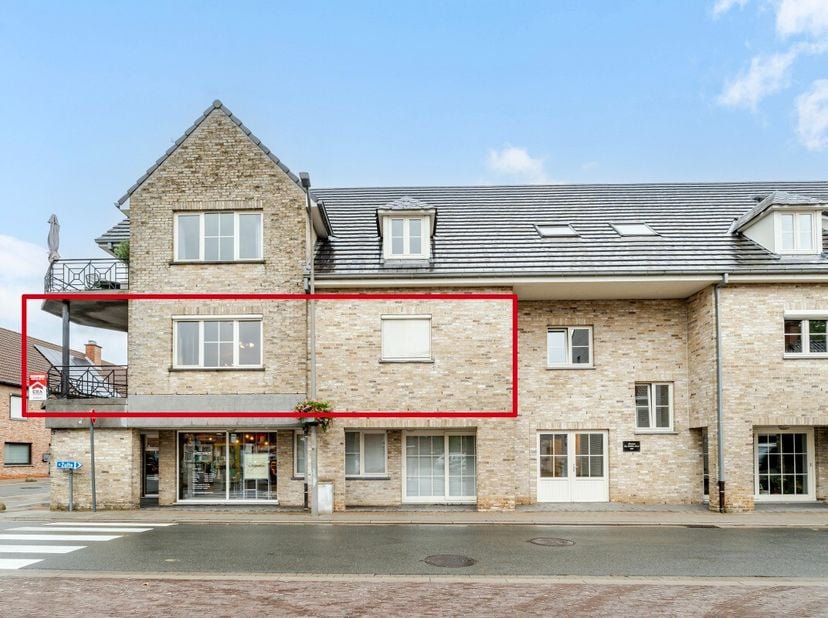 Appartement spacieux et bien entretenu au centre dOeselgem avec grand garage et espace de rangement pratique. Cet appartement construit en 2004 combin