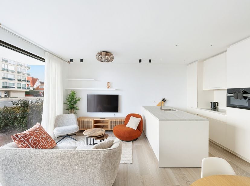 Instapklaar gelijkvloers appartement met zijdelings zeezicht aan de Zeedijk!<br />
<br />
Ontdek dit gloednieuwe en lichtrijke gelijkvloers appartemen