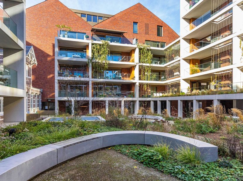 Au cur du centre d'Hasselt, sur la confortable place Groenplein et l'ancien hôtel de ville, nous trouvons cette maison d'aide à la vie autonome dans l