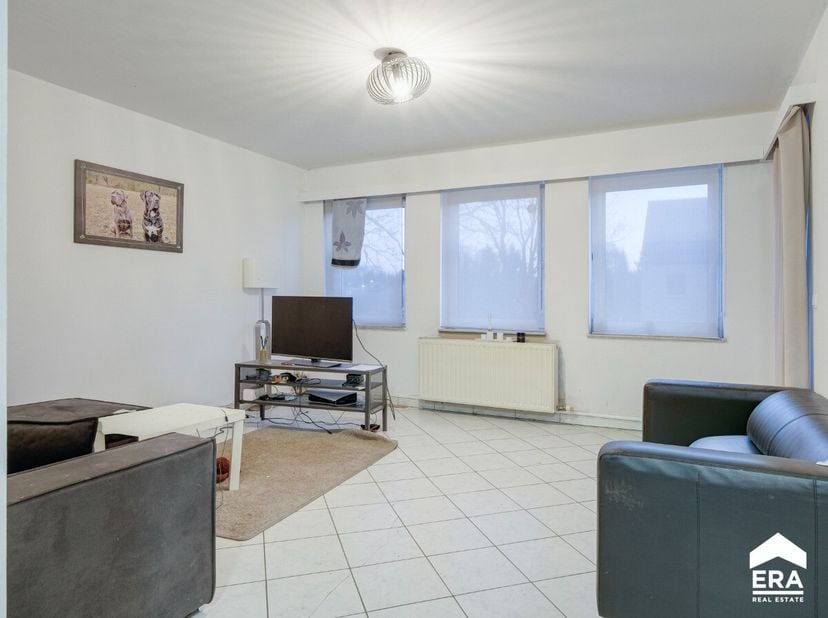 Dit ruim en praktisch ingedeeld appartement beschikt over 2 volwaardige slaapkamers met de mogelijkheid tot een 3de slaapkamer en een dubbel terras. V