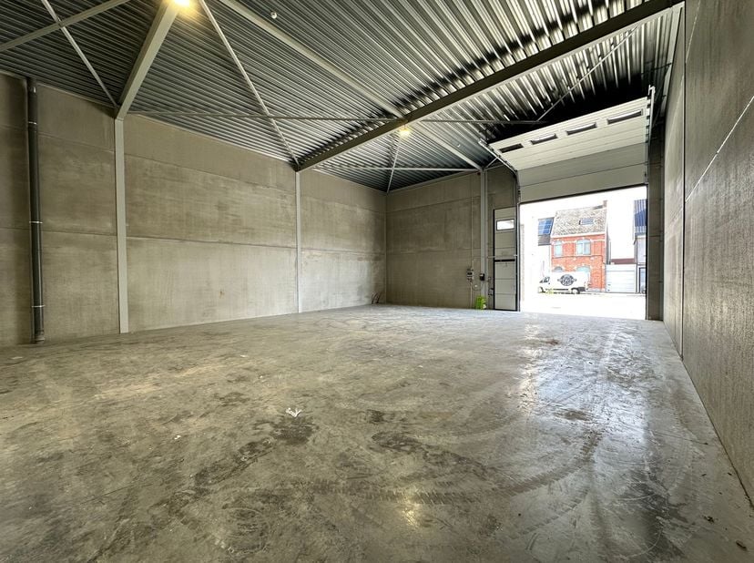 Nieuwbouw magazijn te huur 180m² te Sint-Gillis-bij-Dendermonde (Unit 9). In een recent ontwikkeld en verzorgd magazijnenpark bieden wij deze nieuwbou