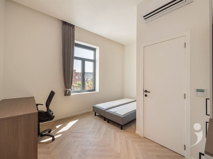 Ontdek deze moderne studentenkamer in een kwalitatief vernieuwbouwproject, gelegen aan de Vaartstraat in het hartje van Leuven. Het gebouw werd volled
