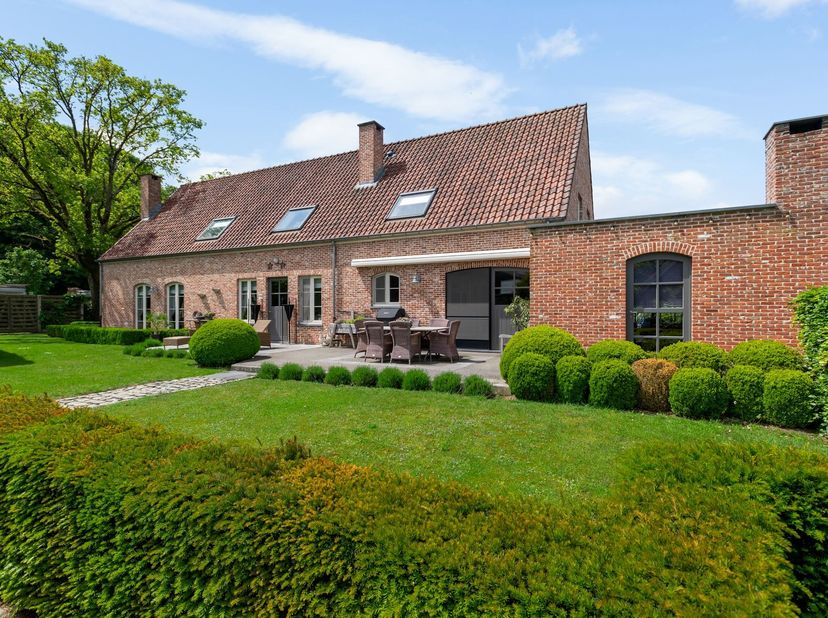 Prachtig heropgebouwde langgevelhoeve met bijgebouw op uniek groen perceel van 4.504 m² <br />
Deze prachtig heropgebouwde langgevelhoeve werd volled